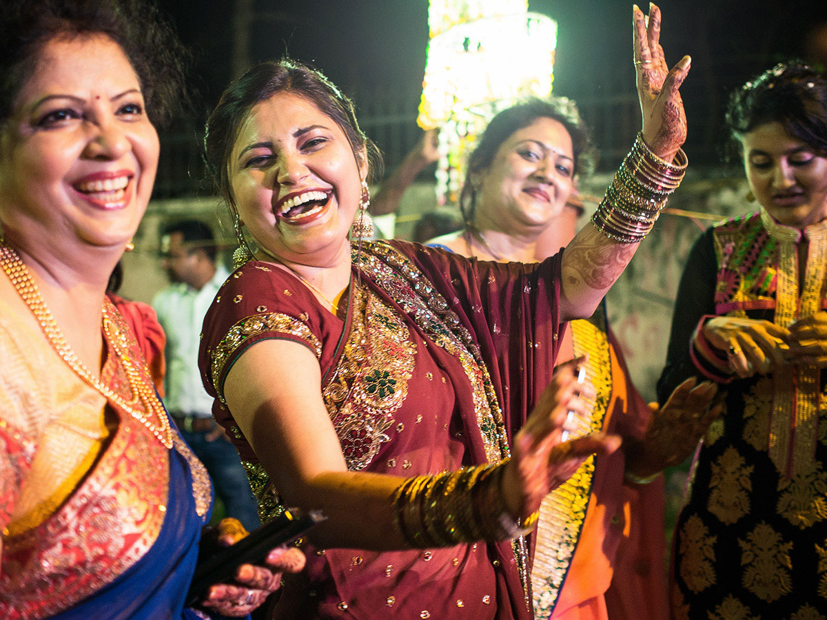 india_wedding_woman_dance