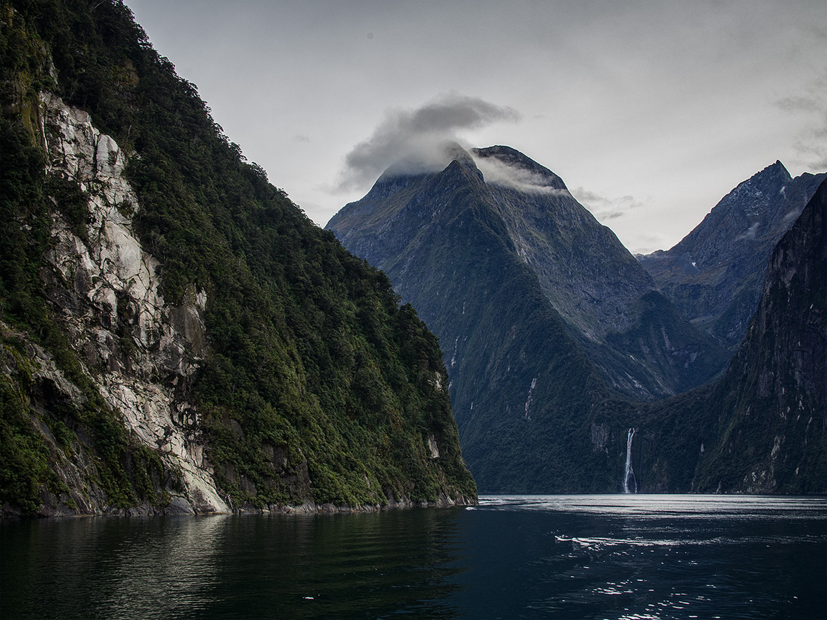 milford_sound_clouds_new_zealand
